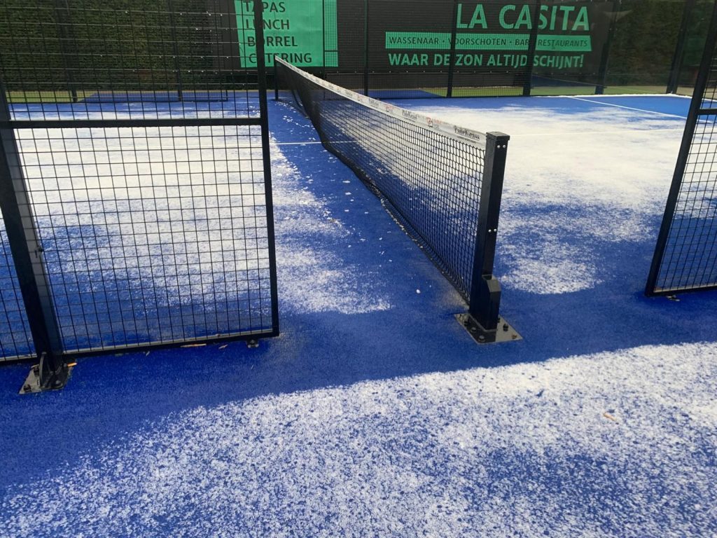 Sneeuw op de padelbanen bij TP Adegeest