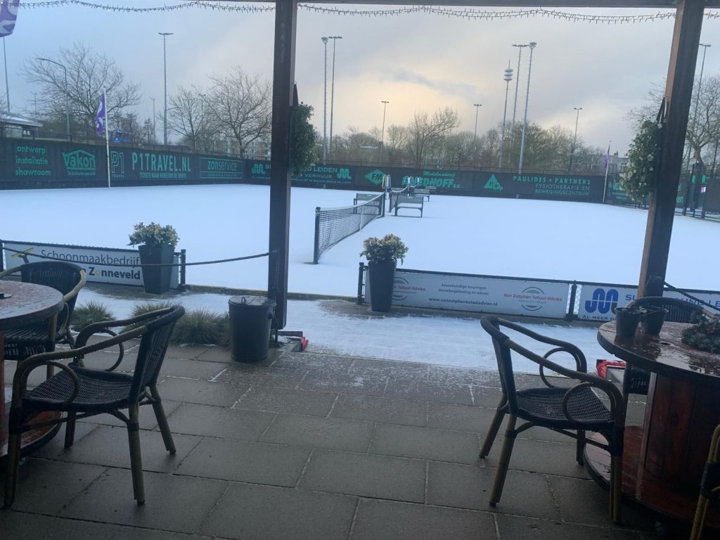 Sneeuw op de tennisbanen bij TP Adegeest in Voorschoten